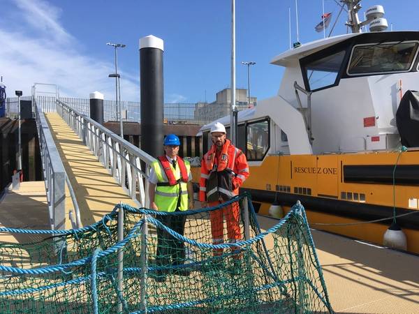Kapitän Jeff Gaskin, Hafenmeister von Aberdeen und Adam Ezzamel, EOWDC-Projektleiter, Vattenfall, auf dem neuen Ponton Foto Aberdeen Harbour)