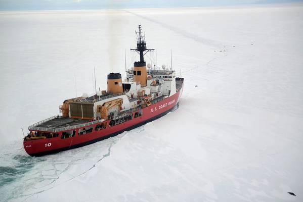 Küstenwache Cutter Polar Star durchschneidet das antarktische Eis im Rossmeer im Januar 2017 (US Coast Guard Foto von David Mosley)