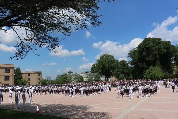 Los candidatos plebe de la Clase de 2022 se presentaron en formación en la Academia de la Marina Mercante de los EE. UU. Por primera vez e informaron al Estado Mayor del Regimiento de Adoctrinamiento, dirigido por el Comandante Regimental Midshipman First Class Alexis Ibach. Imagen: USMMA