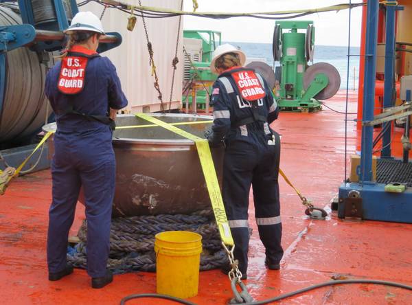 Los ingenieros de seguridad marina de la Guardia Costera asignados al Centro de Seguridad Marina, que trabajan para la Junta de Investigación Marina para el caso del sumergible Titan, realizan un estudio de la tapa de titanio de popa de Titan en el Océano Atlántico Norte el 1 de octubre de 2023. La tapa de extremo fue recuperada recientemente del fondo marino y transferido con éxito a un puerto estadounidense para su análisis. (Foto: Junta Nacional de Seguridad en el Transporte de EE. UU.)