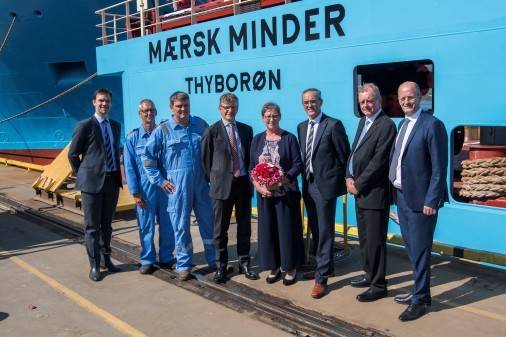 Maersk Minder foi batizado durante uma cerimônia em Kleven Verft. Na foto está a patrocinadora Anni Bak com o diretor técnico da Maersk Supply Service, Peter Kragh Jacobsen e o CEO Kleven Karsten Sævik ao seu lado. (Foto: Kleven)