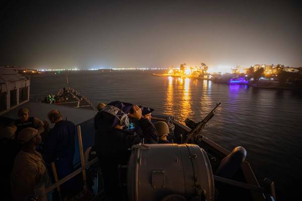 Marinheiros designados para o destróier de mísseis guiados classe Arleigh Burke USS Carney (DDG 64) observam enquanto o navio transita pelo Canal de Suez, em 26 de novembro. (Fonte: Marinha dos EUA)