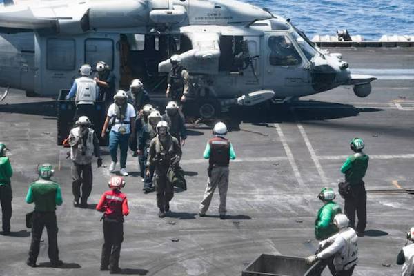 Matrosen der Dwight D. Eisenhower Carrier Strike Group leisten am 15. Juni in Seenot geratenen Seeleuten im Roten Meer Hilfe. (Offizielles Foto der US Navy)