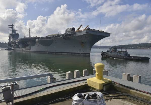 Matrosen und Puget Sound Naval Shipyard und Intermediate Maintenance Facility (PSNS-IWF) Arbeiter verschieben den Flugzeugträger USS Nimitz (CVN 68) von seiner Heimathafen Pier in Bremerton, Washington, zu einem Trockendock in PSNS-IMF. (US Navy Foto von Ian Kinkead)