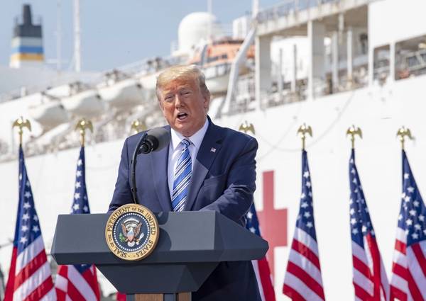 Präsident Donald J. Trump hält am 28. März im Marinestützpunkt Norfolk eine Rede während seines Besuchs, um das Lazarettschiff USNS Comfort (T-AH-20) des Military Sealift Command zu verabschieden. (Foto der US-Marine von Mike DiMestico)