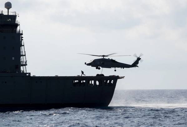 SOUTH CHINA SEA (7. Mai 2019) Ein MH-60R Sea Hawk-Hubschrauber, der den "Easyriders" des Hubschrauber-Maritimen Streikgeschwaders (HSM) 37, Abteilung 1, zugewiesen wurde, holt Paletten vom Nachschuböler des Military Sealift Command, USNS Guadalupe (T -AO 200) während eines Nachschubs auf See mit dem Lenkflugkörper-Zerstörer USS Preble (DDG 88) der Arleigh Burke-Klasse. Preble wird im Einsatzgebiet der 7. US-Flotte eingesetzt, um die Sicherheit und Stabilität in der indopazifischen Region zu unterstützen. (US Navy Foto