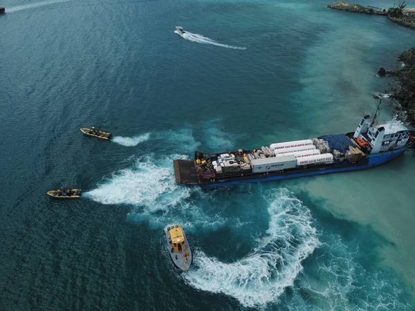 Sea Tow Virgin Islands arbeitet, um ein 223-Fuß-Frachtschiff zu entladen, das geerdet wurde, während es Versorgungsmaterial zum Hurrikan verwüsteten Puerto Rico nimmt (Foto: Sea Tow Virgin Islands)