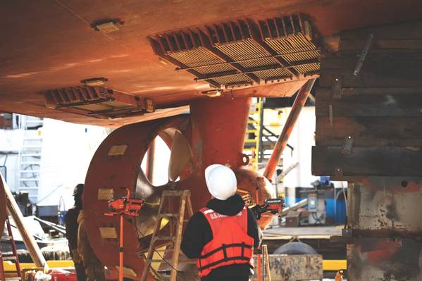 USCG Marine Inspectors in der Marine Safety Unit Portland inspizieren einen Schlepper in Portland, Ore. (US Coast Guard Foto von Paige Hause)