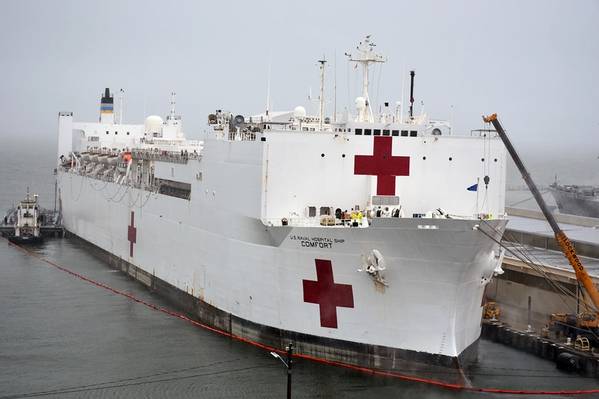 USNS Comfort (T-AH 20) toma combustible y suministros en la Estación Naval de Norfolk, Virginia, en preparación para desplegarse en Nueva York en apoyo de los esfuerzos de respuesta de la nación ante el COVID-19 y servirá como hospital de referencia para personas que no tienen COVID-19 pacientes ingresados actualmente en hospitales en tierra. (Foto de la Marina de los EE. UU. por Jim Kohler)