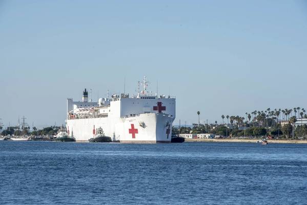 USNS Mercy (T-AH 19) chega a Los Angeles em 27 de março. (Foto da Marinha dos EUA por David Mora Jr.)