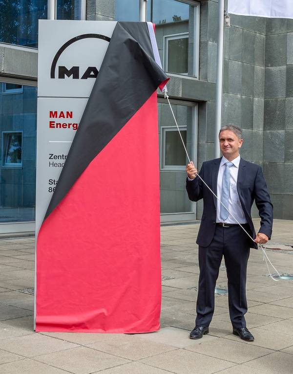 Uwe Lauber, CEO MAN Energy Solutions, präsentiert den neuen Firmennamen im Augsburger Headquarter (Foto: MAN Energy Solutions)