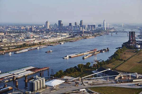 Vias navegáveis interiores com St Louis no fundo. (Crédito: Freightway Regional de St. Louis)