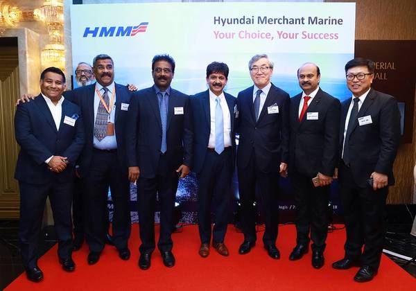 CK Yoo (terceira pessoa da direita), com os clientes VVIP da Índia durante o seu evento de convite. Foto: Marinha Mercante da Hyundai