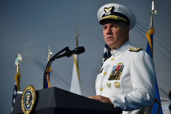 O almirante Karl Schultz fala durante uma cerimônia de mudança de comando na sede da Guarda Costeira em Washington, DC, em 1º de junho de 2018. Durante a cerimônia, Schultz livrou o almirante Paul Zukunft de tornar-se o 26º comandante da Guarda Costeira. (Foto da Guarda Costeira dos EUA por Patrick Kelley)