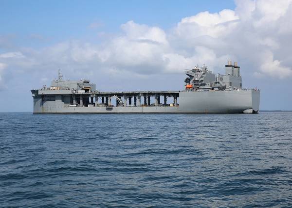 La base marítima expedicionaria del Comando de Transporte Marítimo Militar USNS Hershel 'Woody' Williams (ESB 4) fondeó en la Bahía de Chesapeake en septiembre de 2019 durante las pruebas de equipos de contramedidas mineras. (Foto de la Marina de los EE. UU. Por Bill Mesta)
