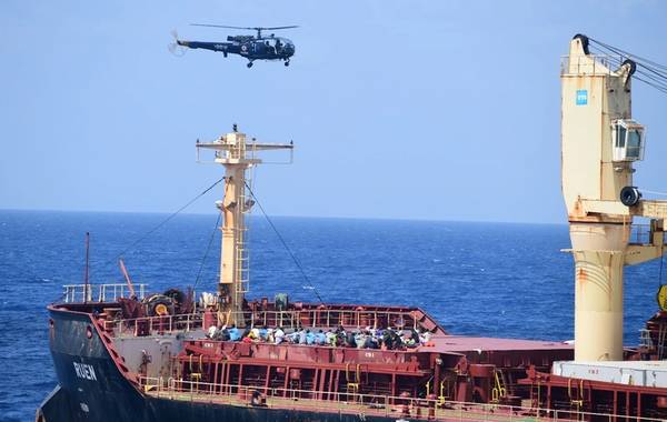 As forças navais indianas apreenderam o graneleiro Ruen, de bandeira maltesa, que havia sido sequestrado por piratas somalis, resgatando 17 tripulantes. Todos os 35 piratas a bordo do navio se renderam. (Foto: Marinha Indiana)