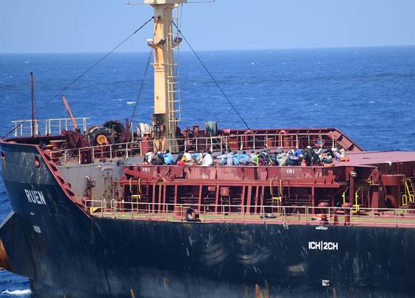 As forças navais indianas apreenderam o graneleiro Ruen, de bandeira maltesa, que havia sido sequestrado por piratas somalis, resgatando 17 tripulantes. Todos os 35 piratas a bordo do navio se renderam. (Foto: Marinha Indiana)