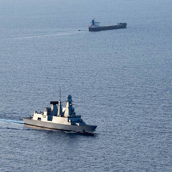 A fragata francesa FS Forbin auxilia o graneleiro Laax, que foi atingido por mísseis balísticos anti-navio Houthi no Mar Vermelho (Foto: Forças Armadas Francesas)