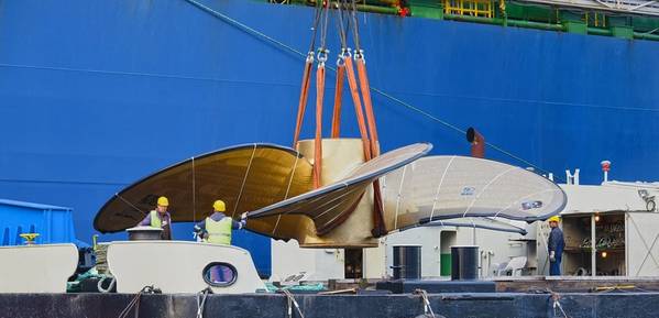 O guindaste flutuante “HHLA IV” carrega a maior hélice de navio do mundo em um navio. Foto: HHLA / Dietmar Hasenpusch