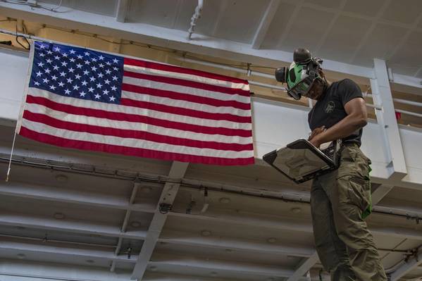 Un infante de marina de los EE. UU. utiliza un asistente de mantenimiento portátil a bordo del portaaviones de clase Nimitz USS Abraham Lincoln (CVN 72) en el área de operaciones de la Quinta Flota de los EE. UU. (Foto de la Marina de los EE. UU.)