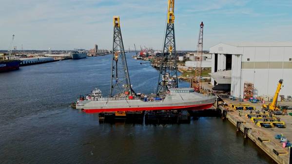 O mais novo Overlord Unmanned Surface Vessel Vanguard (OUSV3) da Marinha dos EUA, lançado no estaleiro da Austal USA em Mobile, Alabama, em 13 de dezembro de 2023. Vanguard é o primeiro USV da Marinha construído especificamente para operações autônomas desde a quilha. (Foto cortesia da Austal EUA)