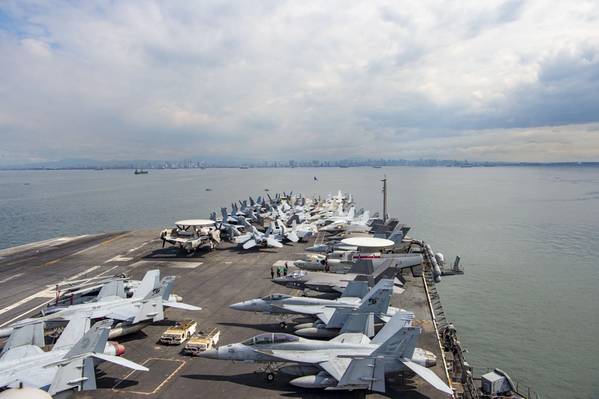 El portaaviones de clase Nimitz USS Carl Vinson (CVN 70) echa anclas en Manila, Filipinas. El USS Carl Vinson se encuentra en Filipinas para realizar una visita al puerto, en apoyo de la preparación operativa y las alianzas regionales. El Vinson es el buque insignia del Grupo de Ataque de Portaaviones 1 y está desplegado en el área de operaciones de la Séptima Flota de los EE. UU. en apoyo de un Indopacífico libre y abierto. (Fotografía de la Marina de los EE. UU. del especialista en comunicación de masas de tercera clase Micheal Mensah)