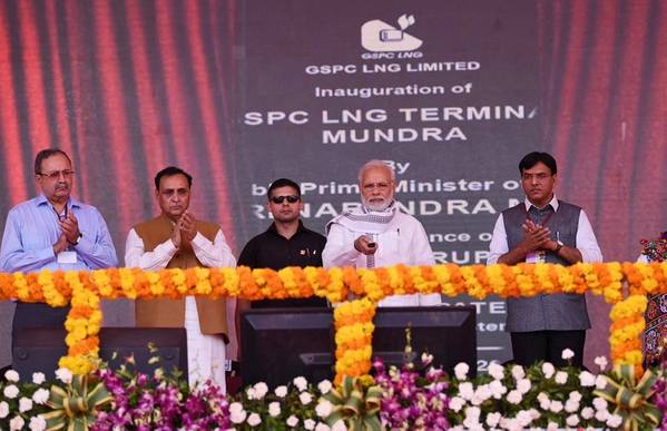 El primer ministro Narendra Modi inaugura Mundra LNG Terminal & Anjar. Foto por la Prensa. Oficina de Información de la Prensa, Gobierno de la India.