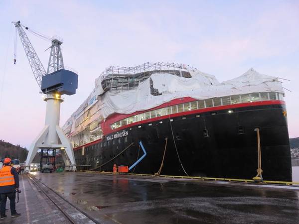 El primero de los nuevos cruceros de expedición híbrida de Hurtigruten, el MS Roald Amundsen, en construcción en el Kleven Yard en Ulsteinvik, Noruega: se espera su entrega en mayo de 2019. (Foto: Tom Mulligan)