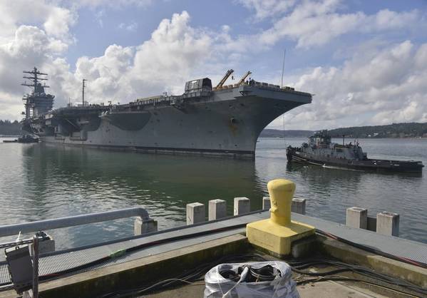 Os trabalhadores do Sailor e Puget Sound Naval Shipyard e da Instalação de manutenção intermediária (PSNS-FMI) deslocam o porta-aviões USS Nimitz (CVN 68) de seu cais de portão em Bremerton, Wash., Para uma doca seca no PSNS-FMI. (Foto da Marinha dos EUA por Ian Kinkead)