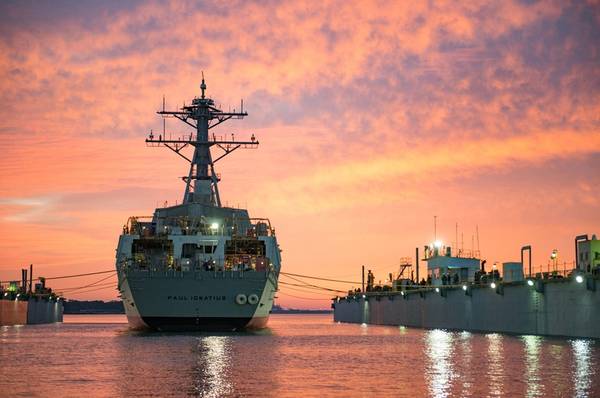 La unidad de precomisionado (PCU) del destructor de misiles guiados Paul Ignatius (DDG 117) se lanzó a la primera luz el 12 de noviembre de 2016 en Huntington Ingalls Industries Ingalls Shipbuilding en Pascagoula, Miss. (Foto de la Marina de los EE. UU. Por Andrew Young, cortesía de Huntington Ingalls Industrias)