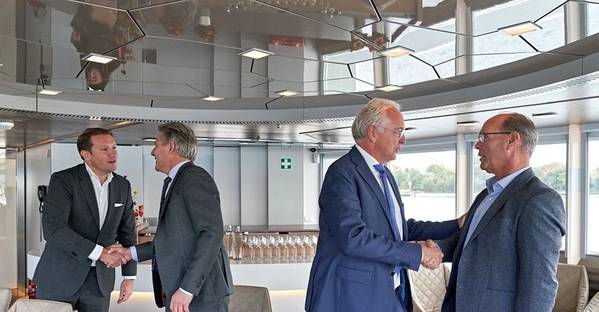 Από αριστερά προς τα δεξιά: Rik Pek (Διευθύνων Σύμβουλος Broekman Logistics). Emile Hoogsteden (Διευθυντής εμπορευματοκιβωτίων, Breakbulk & Logistics από το λιμάνι του Ρότερνταμ Αρχή)? Willem-Jan de Geus (διευθυντής μεταφορών) και Peter van der Pluijm (διευθυντής RHB). Φωτογραφία: Αρχή του Marc Nolte / Port of Rotterdam
