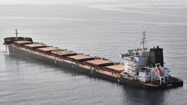 Αυτή η φωτογραφία που κοινοποιήθηκε ευρέως στα μέσα κοινωνικής δικτύωσης δείχνει το bulk carrier Tutor αφού χτυπήθηκε από τους Houthis που ευθυγραμμίζονται με το Ιράν στην Ερυθρά Θάλασσα (Φωτογραφία: social media)