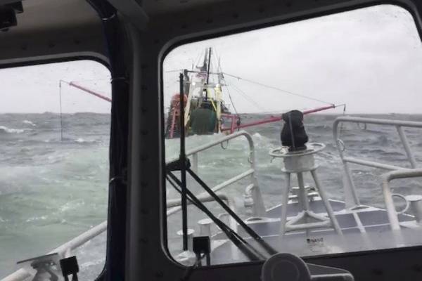Τα μέλη του πληρώματος από το σταθμό της ακτοφυλακής New London με το πλοίο Response Boat-Medium 45 ποδιών προσεγγίζουν ένα αλιευτικό σκάφος μήκους 55 ποδών που παίρνει νερό κοντά στο νησί Fishers, Νέα Υόρκη, την Κυριακή 10 Μαρτίου 2019. Τα άτομα παραλήφθηκαν μέσα σε ένα λεπτό από την εγκατάλειψη του πλοίου . (Φωτογραφία από τον αστυνομικό τρίτη κατηγορία Steven Strohmaier, ευγένεια του σταθμού New London)