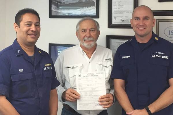 في الصورة من اليسار إلى اليمين: ضابط الصف في قيادة USCG جويل ريد. Marine Towing of Tampa ISM & Safety Coordinator، Capt. Scott Moorhead؛ ومسؤول الأمر في لجنة حفظ السلام في الولايات المتحدة شون غودمان (تصوير: Marine Towing of Tampa)