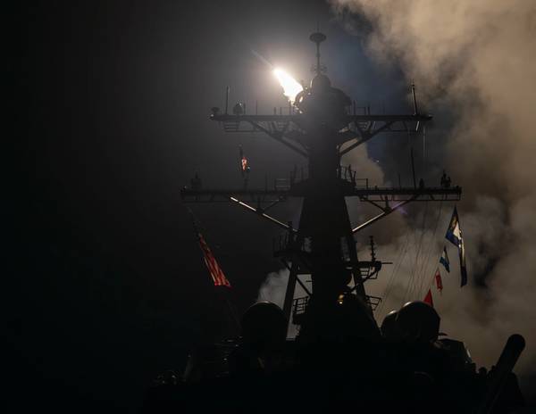 تطلق مدمرة الصواريخ الموجهة USS Gravely (DDG 107) صواريخ توماهوك للهجوم الأرضي ردًا على السلوك الخبيث للحوثيين المدعومين من إيران في البحر الأحمر في 12 يناير 2024. (المصدر: البحرية الأمريكية)