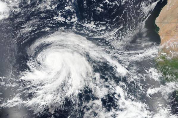 صورة الأقمار الصناعية لإعصار لورينزو في شرق المحيط الأطلسي الشمالي في 25 سبتمبر (الصورة: NASA / NRL)