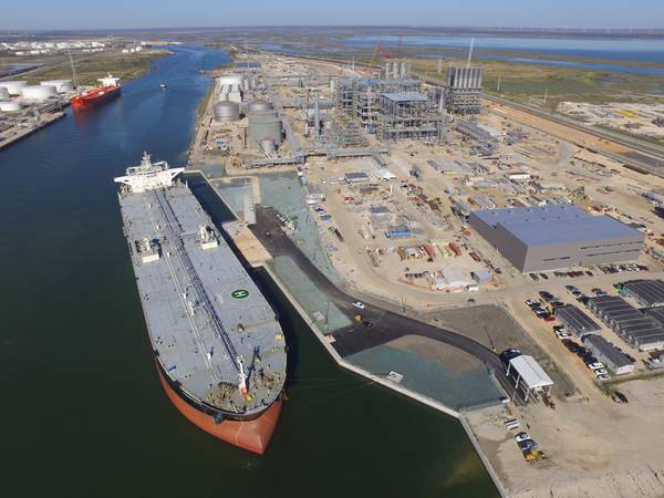 ملف الصورة: تحميل VLCC بجانب ميناء Corpus Christi ، تكساس (CREDIT: Port of Corpus Christi ، تكساس)