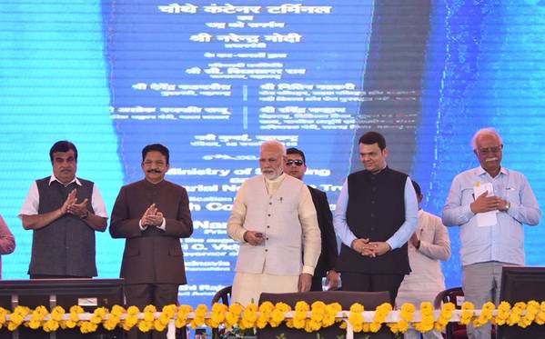 भारतीय प्रधान मंत्री नरेंद्र मोदी ने नवी मुंबई में 4 वें कंटेनर टर्मिनल को समर्पित किया। फोटो: नितिन गडकरी