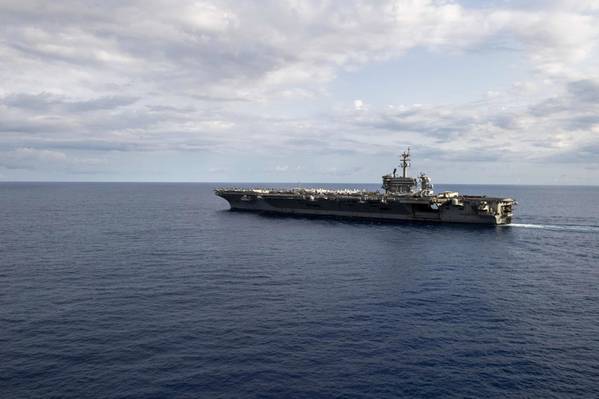 24 मार्च, 2020 को फिलीपीन सागर में निमित्ज़-श्रेणी के विमानवाहक पोत यूएसएस थियोडोर रूजवेल्ट (CVN 71)। (जोमार्क ए। अल्माज़ान द्वारा अमेरिकी नौसेना की तस्वीर)