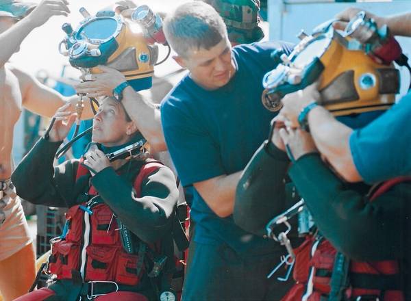 ボビー・スコーリー司令官とクリス・マレー大佐が、2001 年モニター遠征中に水深 240 フィートまで潜る準備のため、飲酒運転用温水スーツを装着した Mk 21 を着用しています。写真は米国海軍提供/公開。