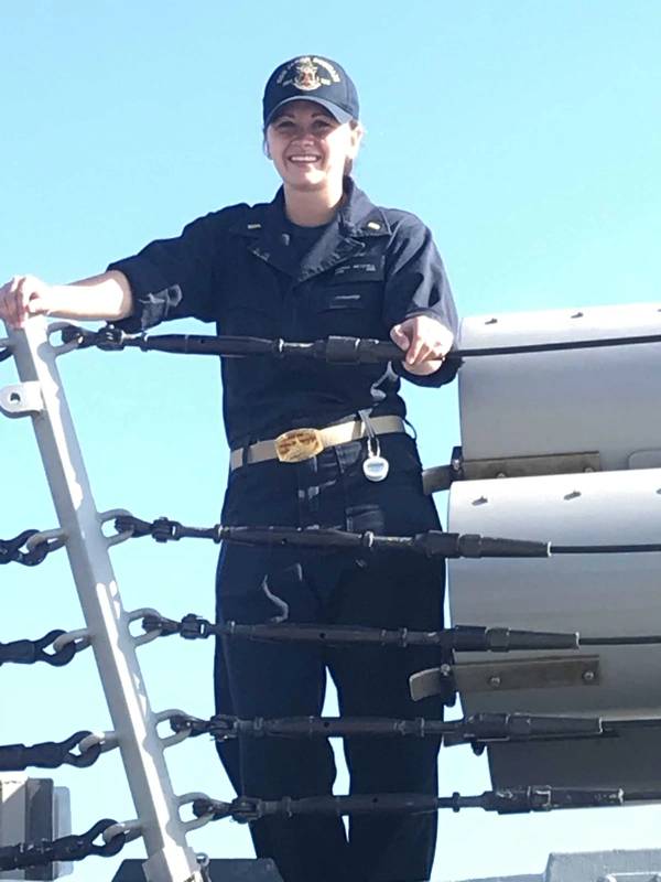 一张没有日期的档案照片Ensign Sarah Mitchell，他于2018年7月8日在导弹驱逐舰USS Jason Dunham（DD 109）上受伤，死于此事。（美国海军照片）