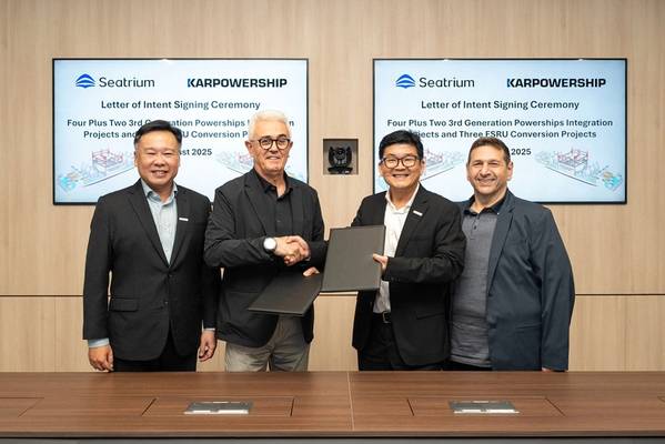 从左到右依次为：Seatrium 首席执行官 Chris Ong 先生、Karpowership 首席技术运营官 Gokhan Kocak 先生、Seatrium 维修与升级执行副总裁 Alvin Gan 先生和 Karpowership 首席执行官 Orhan Remzi Karadeniz 先生。图片来源：Seatrium