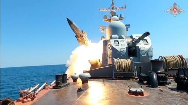 俄罗斯国防部发布的视频中的静态图像显示，据称是伊万诺维茨号导弹舰在黑海演习期间发射火箭，该图像取自 2023 年 7 月 21 日发布的视频。（照片：俄罗斯国防部）