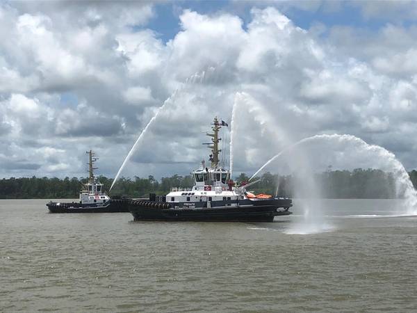 命名式中のFregate（正面）とPapillon（写真：Dutch Dredging）