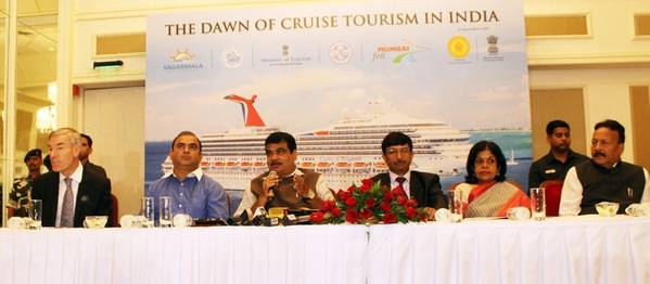 文件图片：联盟部长Nitin Gadkari在2012年8月8日在孟买举行的“印度邮轮旅游曙光”独家预览会上向媒体发表讲话