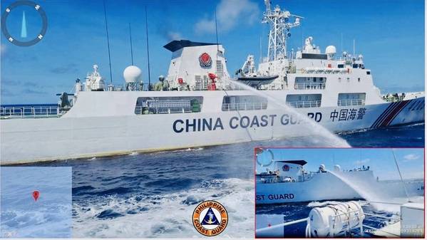 8 月 6 日发布的这张讲义照片中，中国海警据称对 2023 年 8 月 5 日为驻南海仁爱礁执行补给任务的菲律宾海警船只使用水炮，2023 年。（照片：菲律宾海岸警卫队）