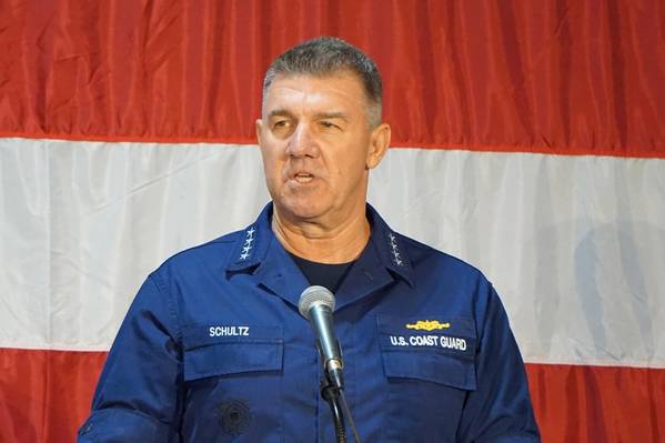 米国沿岸警備隊の司令官カール・シュルツはチャールストンで沿岸警備隊の状態の住所を伝えます。 （写真：エリック・ハウン）