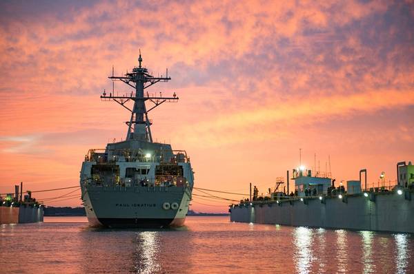 誘導ミサイル駆逐艦プリコミッショニングユニット（PCU）Paul Ignatius（DDG 117）は、2016年11月12日にミシガン州パスカグーラのHuntington Ingalls Industries Ingall造船所で打ち上げられました（Andrew Youngによる米国海軍の写真提供：Huntington Ingalls）産業）