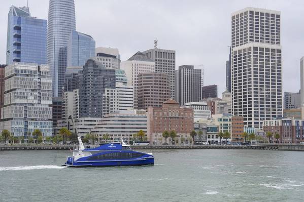 水素燃料電池で動く米国初の旅客フェリー「シー・チェンジ」がサンフランシスコに停泊中。（写真：WETA）