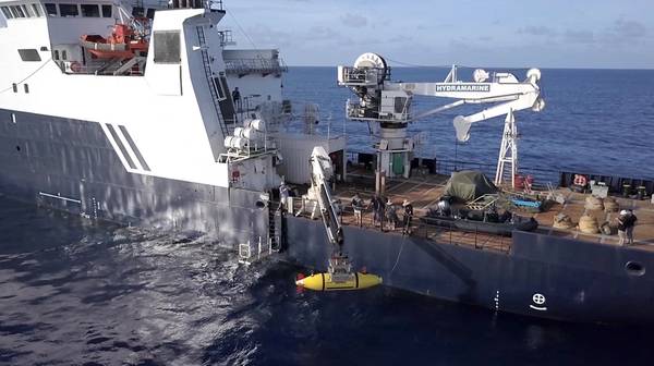 AUV Hydroid Remus 6000从R / V Petrel部署，用于搜索印第安纳波利斯号航空母舰。 （图片由Paul G. Allen提供）